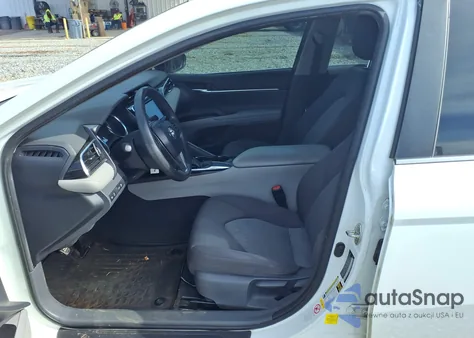 2018 Toyota Camry L z USA, uszkodzony, nr VIN 4T1B11HK3JU639044